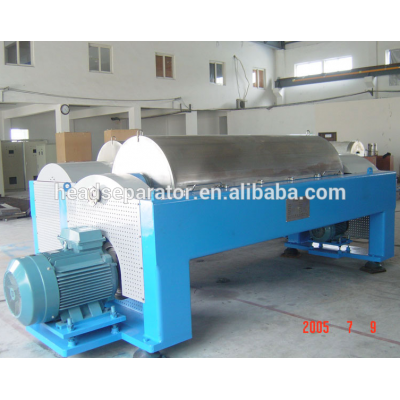 Equipment for separating solid particles in suspension by centrifugal sedimentation